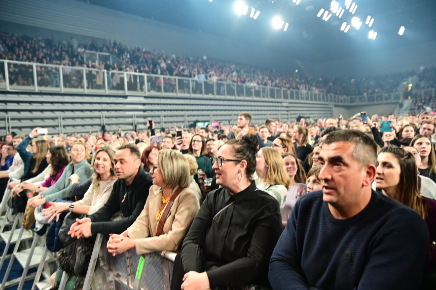 Foto Gibonni Svojim Najve Im Hitovima U Areni Vara Din Proslavio