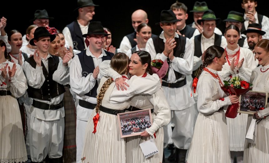 Foto Vara Dinski Folklorni Ansambl Proslavio Godina Rada Koncertom