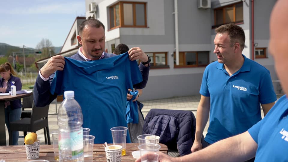 Članovi i podupiratelji općinskog HDZ-a na poklon su dobili plave polo majice, s natpisom "Ljubešćica u srcu"