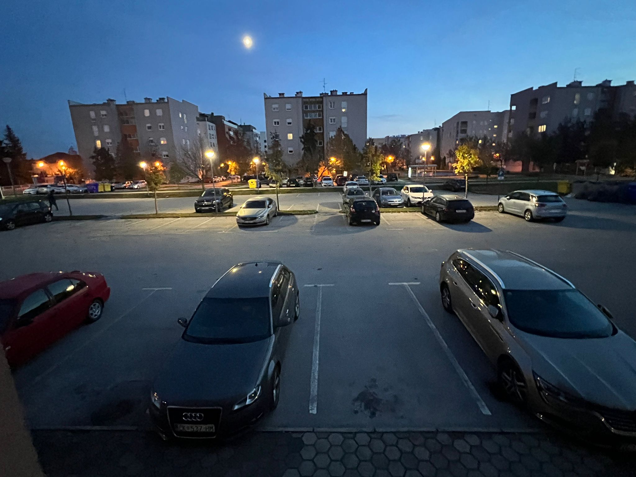 Ograđeni dio parkinga kod Sveučilišta Sjever u večernjim satima