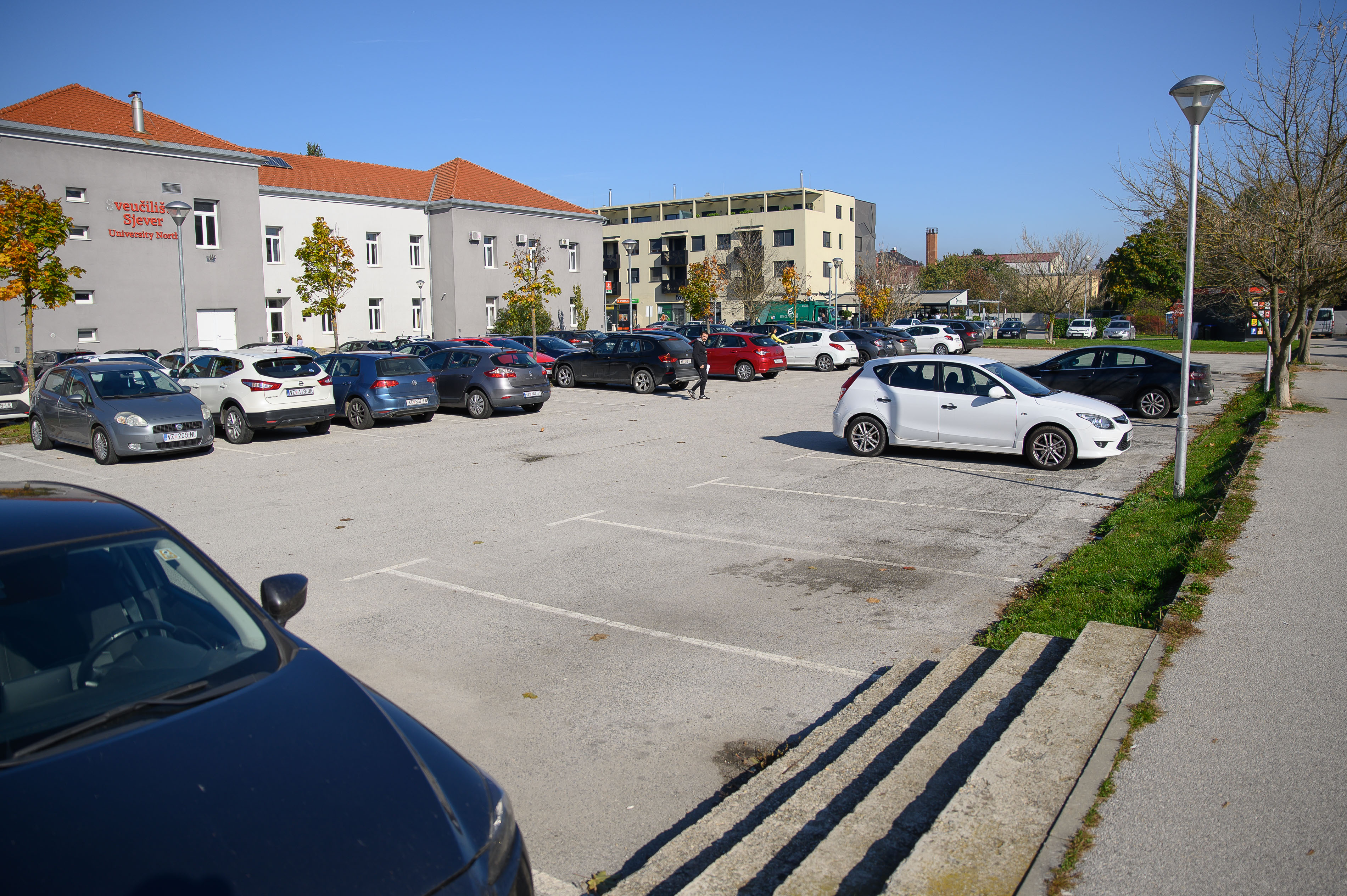 Ograđeni dio parkirališta kod Sveučilišta Sjever u vrijeme najveće gužve