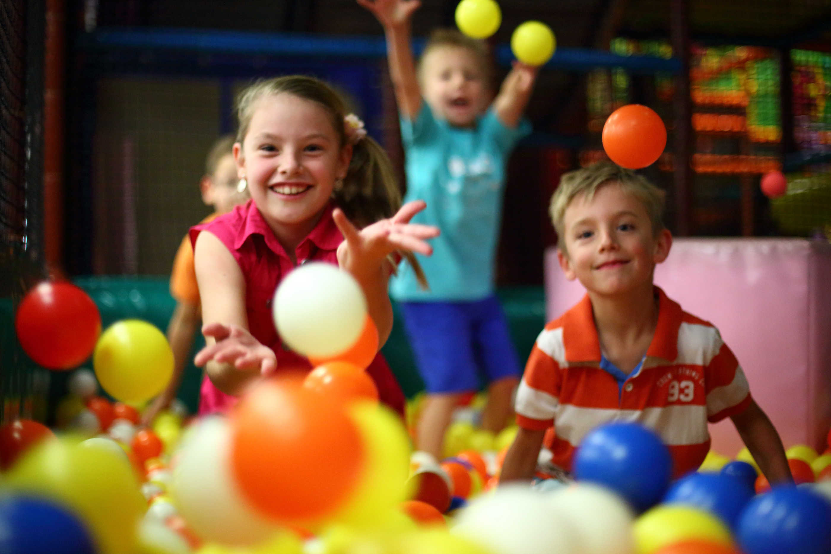 Play new playing. Детские игры в ритейле. Kids playing Zone. Плей зона игровая программа. Kids Play Уфа.